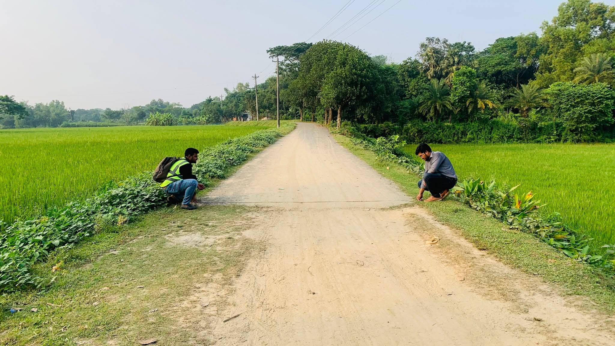একটি সেতু অতিক্রমকারী মহাসড়কের আকাশ থেকে দৃশ্য।