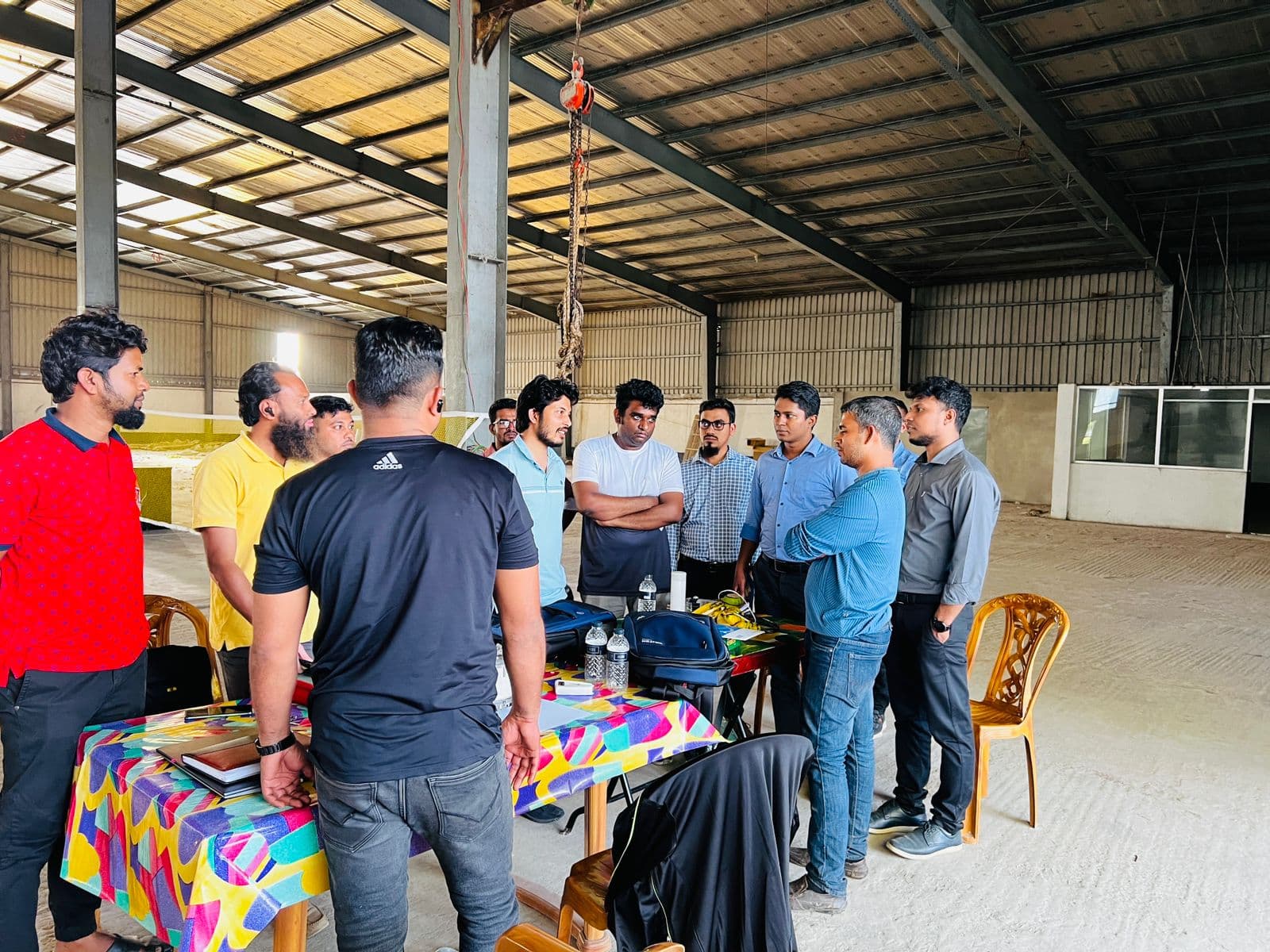 সুরক্ষা সরঞ্জাম পরিহিত একজন কর্মী শিল্প যন্ত্রপাতি পরিদর্শন করছেন।