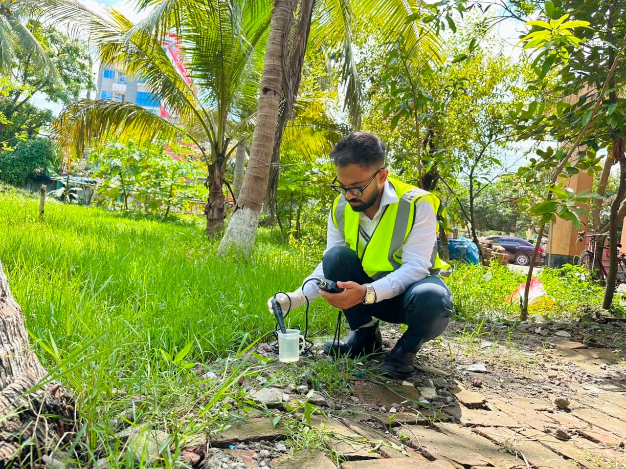SRCL বিশেষজ্ঞরা প্রকল্প পরিকল্পনার অংশ হিসেবে বাংলাদেশের একটি নদীর কাছে মাঠ মূল্যায়ন পরিচালনা করছেন।