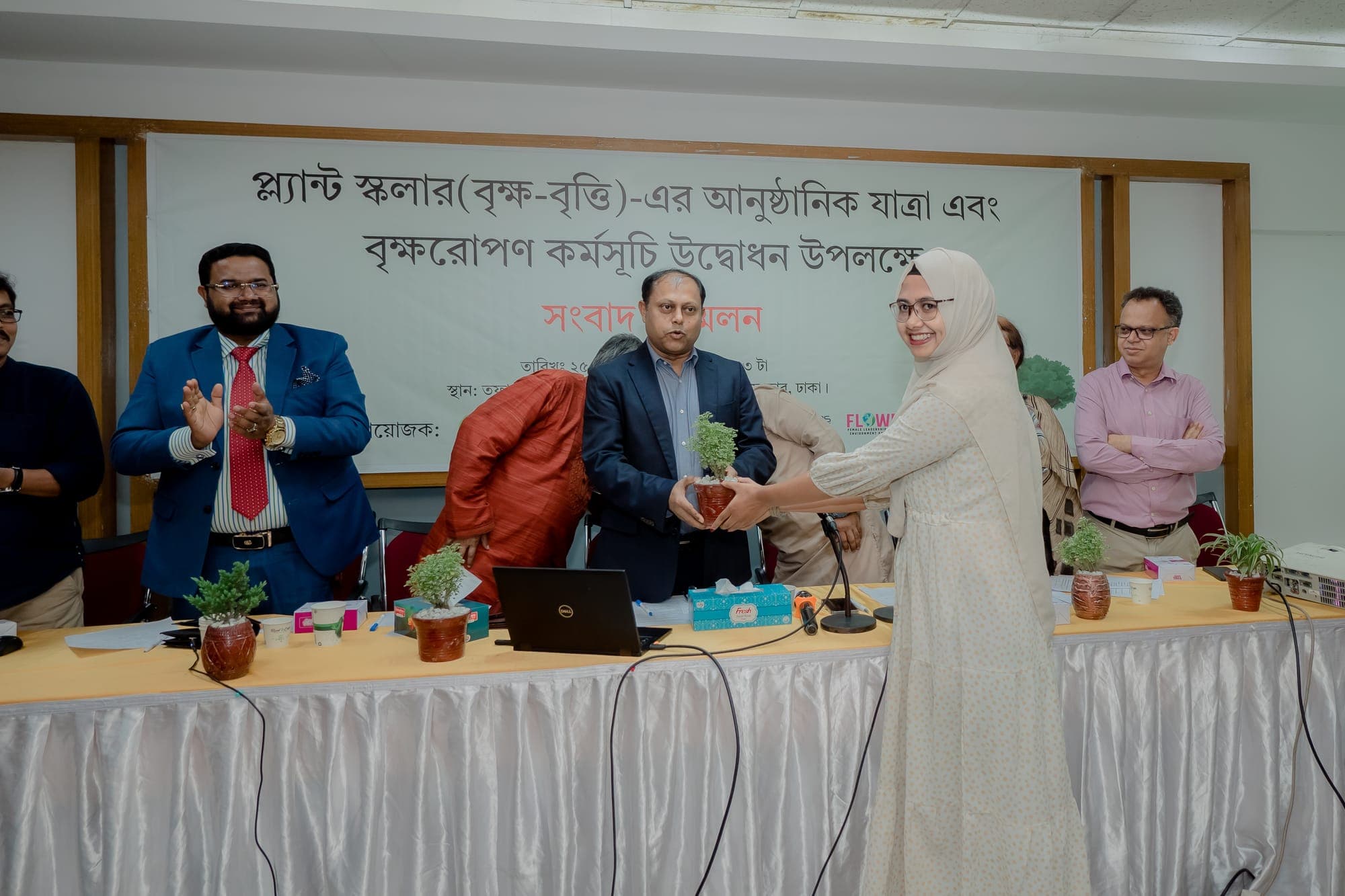 তরুণ অংশগ্রহণকারীদের মাঝে চারা বিতরণ